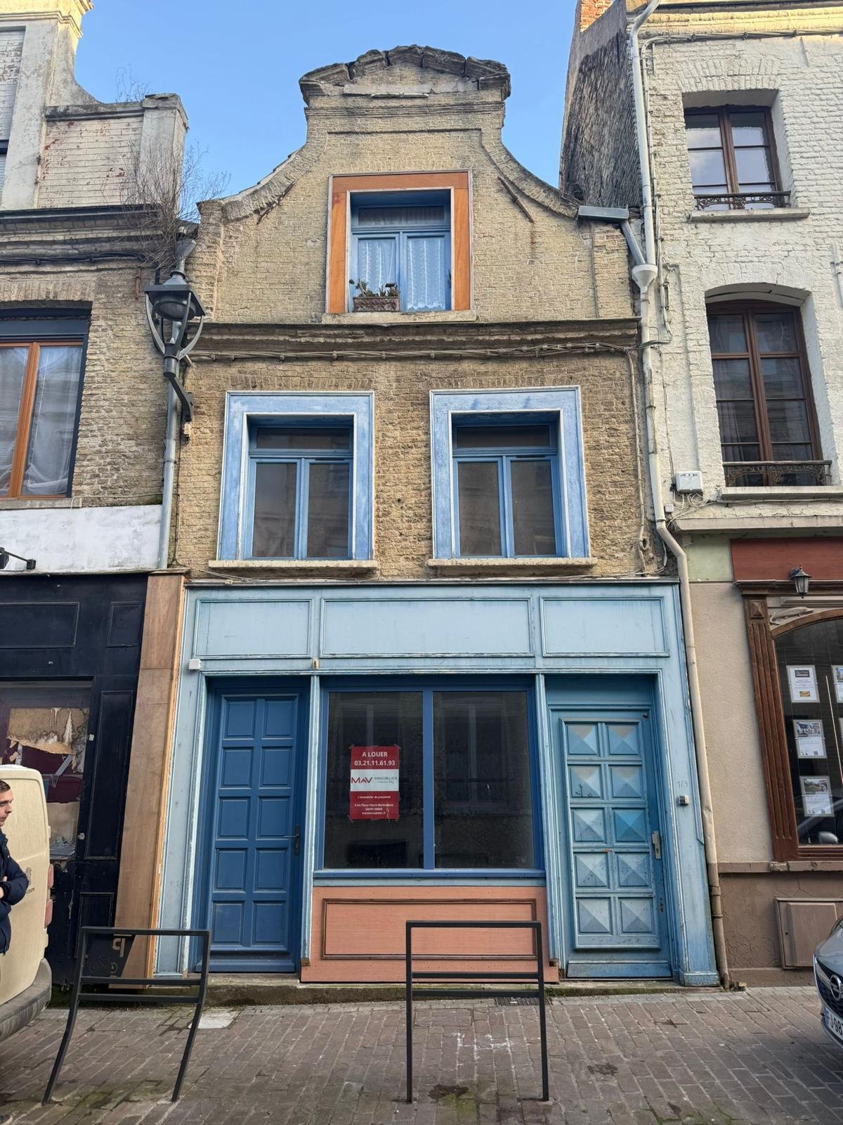 Devanture de commerce — boiseries bleu pâle défraîchies, avant travaux
