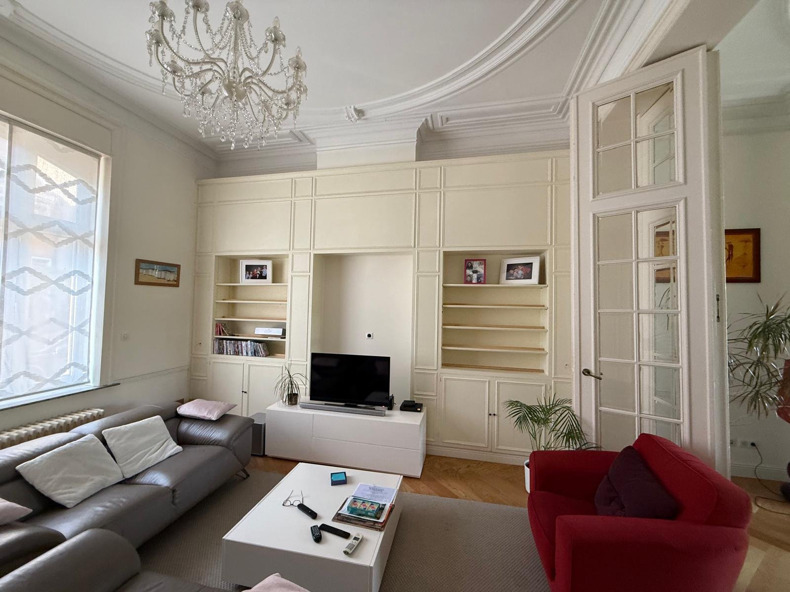 Salon haussmannien — bibliothèque sur mesure avant peinture