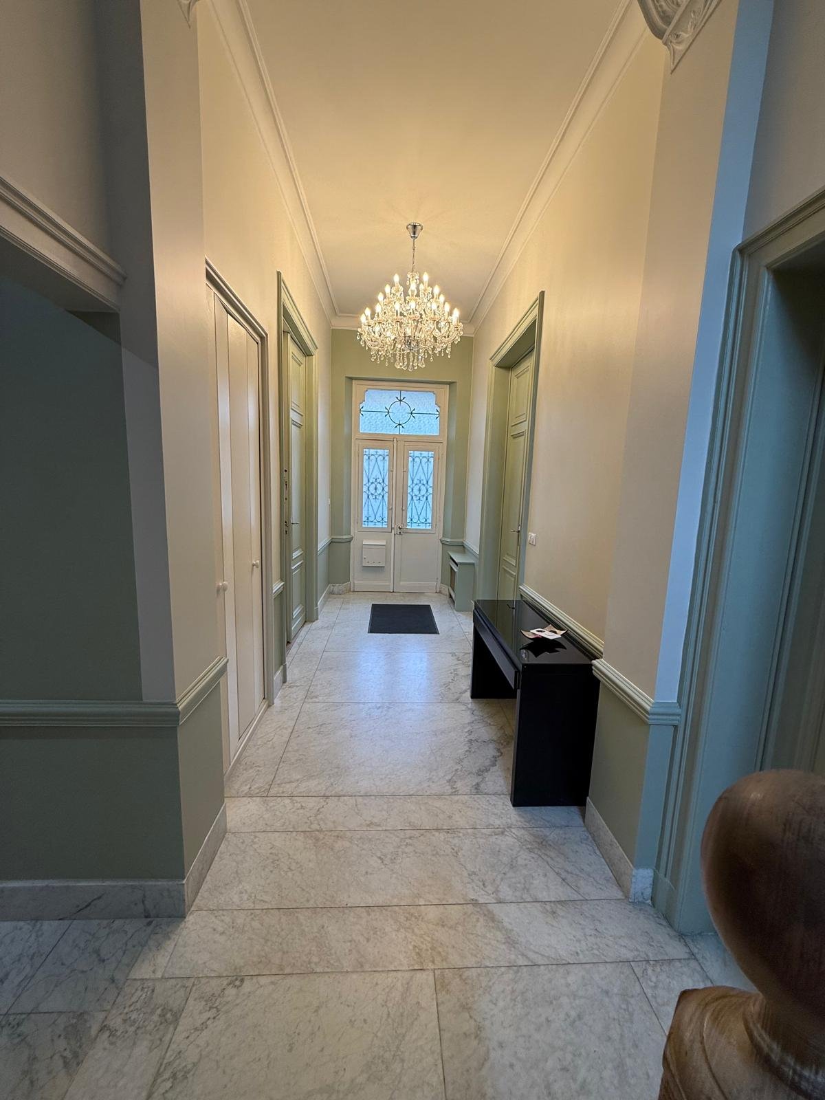 Couloir d'entrée — bichromie vert de gris et blanc cassé, après travaux